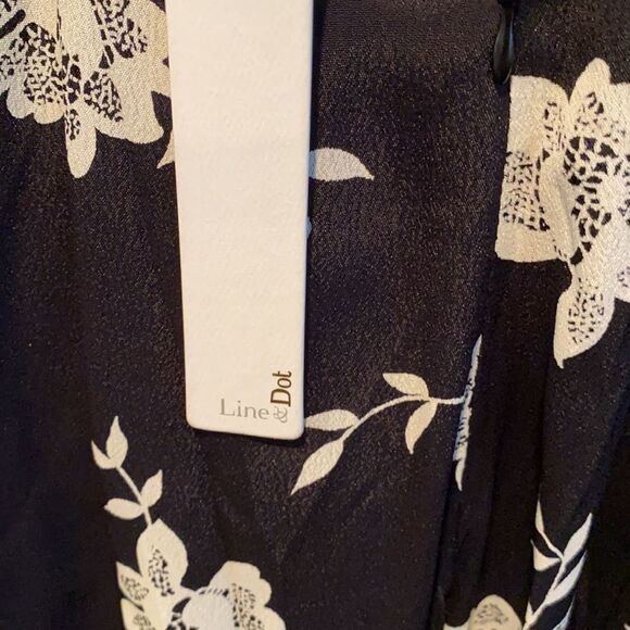 Black floral pattern romper. - Picture 6 of 8